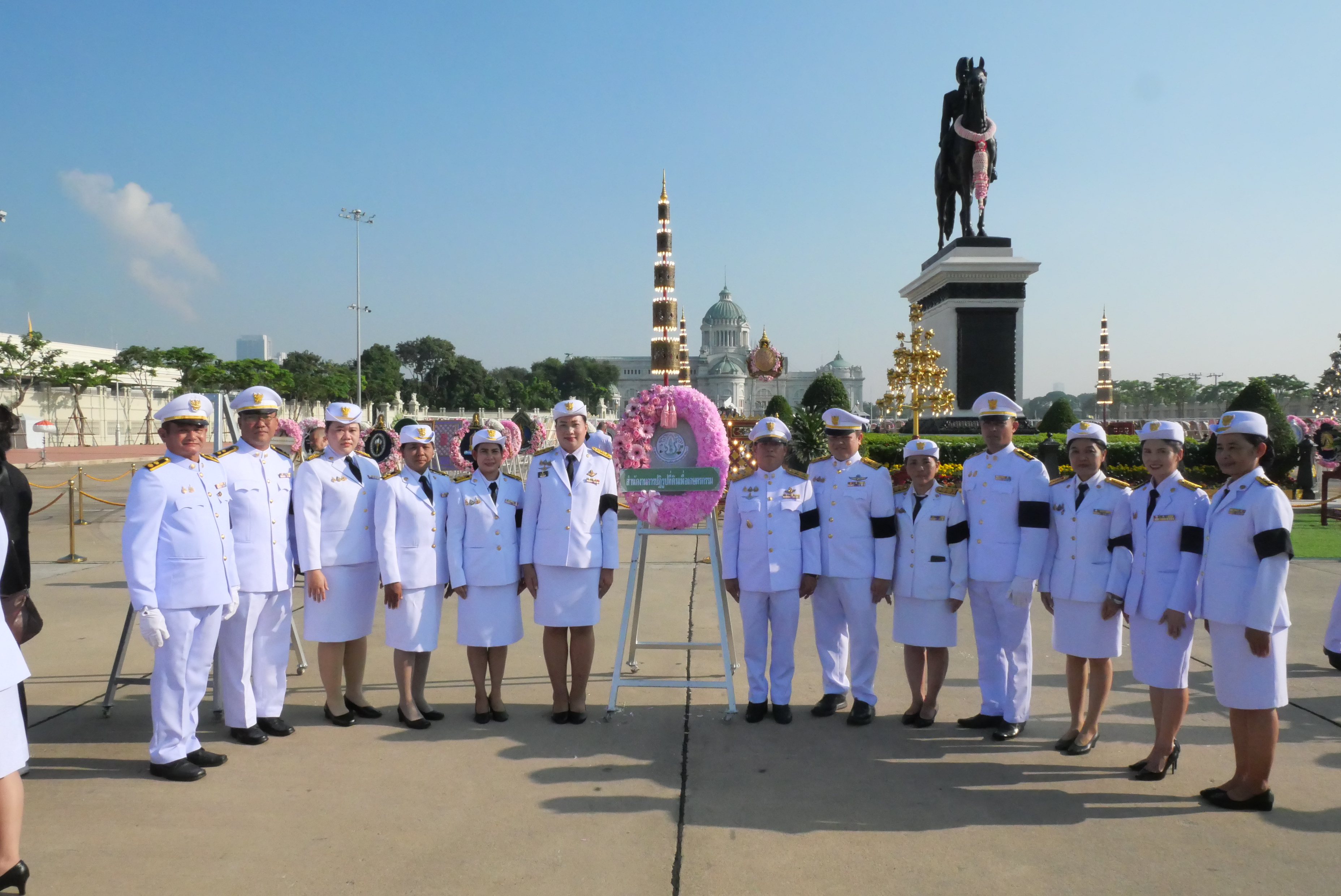 title - ส.ป.ก. วางพวงมาลาน้อมรำลึกในพระมหากรุณาธิคุณ 